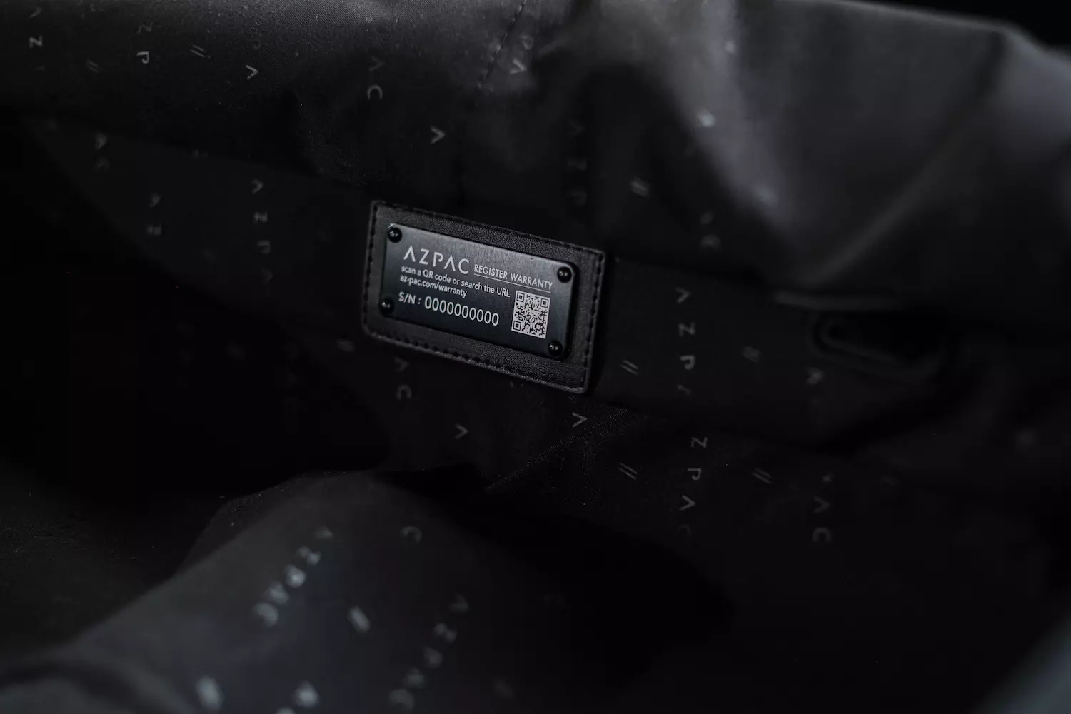 <h2><strong>獨一無二專屬保固序號</strong></h2><p>3.0 以上版本，每個行李箱箱內均附一組獨一無二的保固序號，登錄保固序號，即享有全球 2 年損壞換新保固/免費維修，終身保修服務。</p>